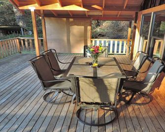 Wolf Glen: Cozy cabin near the beach on Vashon! - Vashon - Patio