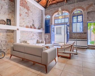 Central Stone Loft - 2 mins Beach - 5 mins Marina - Ayvalik - Wohnzimmer