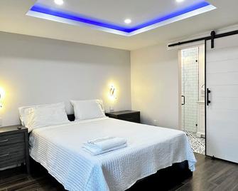 Getaway Private Suite C - Lutz - Спальня