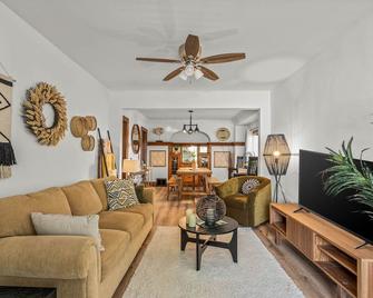 Cozy 2 bedroom cottage 5 minutes from entertainment hotspots - West Milwaukee - Sala de estar