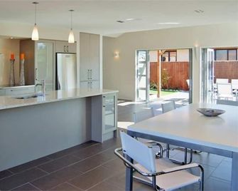 Stunning Executive Holiday House - Kaikoura - Kuchyň