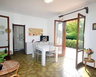Beautiful cottage on the ground floor with 3 bedrooms, 2 gardens and 1 parking - Lido delle Nazioni - Comedor