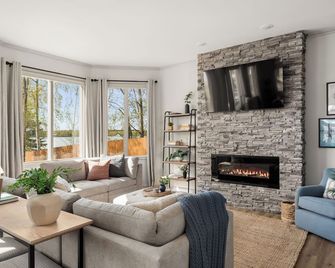 Lucille Lake House - Private Dock, Stunning Views! - Wasilla - Вітальня