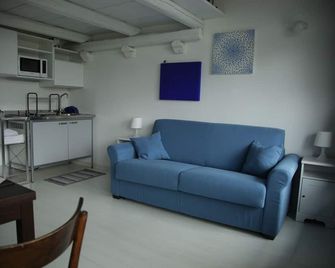 La Meridiana, monolocale in cascina ristrutturata - Boves - Wohnzimmer