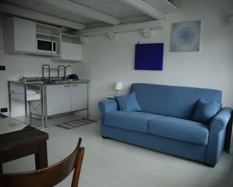 La Meridiana, monolocale in cascina ristrutturata - Boves - Huiskamer