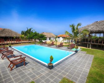 Paper Moon Kudils - Arugam - Pool