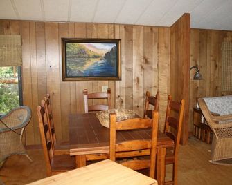 Cozy Freshwater Bay / Elwha River Cabin - Port Angeles - Jídelna