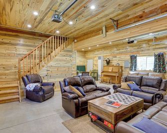 Rustic Dolores Home with River Access Hunt and Fish! - Rico - Sala de estar