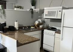 Studio in the heart of historic downtown - Morgantown - Kitchen