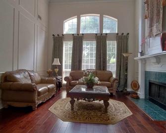 Convenient location in upscale city of Southlake. - Southlake - Living room