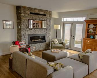 Come enjoy our dream ocean house. The focus is the views, sun, and food. - Tatamagouche - Living room