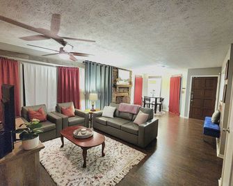 A Home Away From Home - Fayetteville - Living room