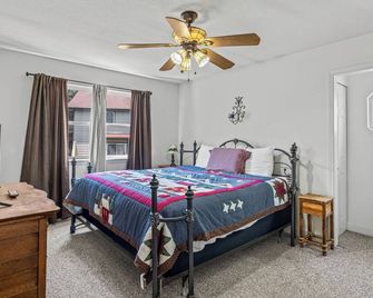 Cabin on the River - In town on the Chattahoochee River - Helen - Bedroom