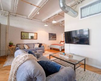 Cool Urban Stay Dtwn Apt And Patio - Binghamton - Living room