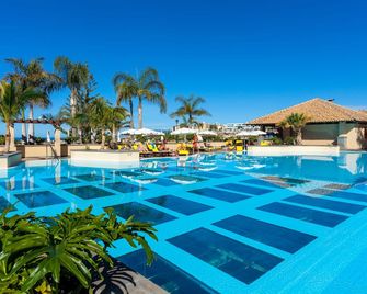 اي اي ران كوستا أديجي - اديجي - حوض السباحة