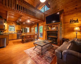 Newly renovated, Scenic Hilltop Cabin near Natural Bridge State Park - Slade - Sala de estar