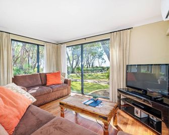 98 Steps to the Beach 2BR Coastal Getaway - Busselton - Huiskamer