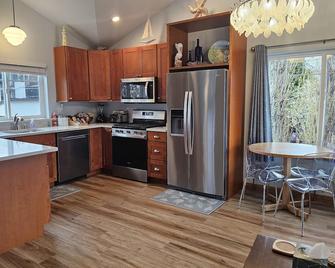 Alki Beach Cottage, NEW, 2 bedrooms, 2 bathrooms, near beach, AC, WD, Parking - Seattle - Cucina