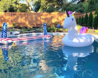 NEW cozy beautiful house with pool and hot tub - Fair Oaks
