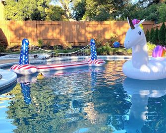 NEW cozy beautiful house with pool and hot tub - Fair Oaks