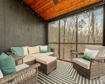 Evergreen Dreams - Mena - Living room