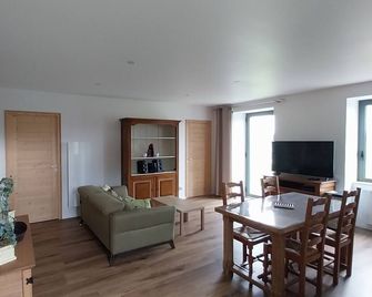 59 m2 country apartment in a restored farmhouse - Saint-Germain-Lespinasse - Sala de estar