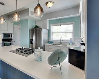 Casa Palmera by Silver Sands Vacation Rentals - Port Aransas - Kitchen