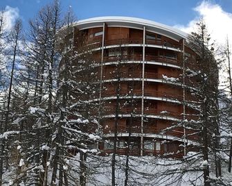 Charmant and romantic apartment just steps from the ski slopes, free Wi-Fi. - Breuil-Cervinia - Building