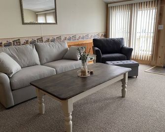 Spring Getaway! Comfortable 2br Cozy Cottage Just A Few Steps From Sandusky Bay! - Sandusky - Living room