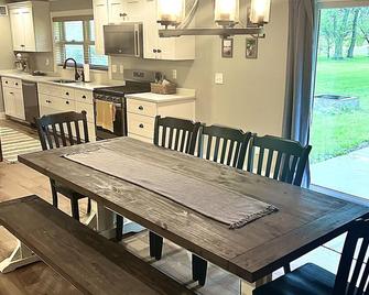 1 Acre newly remodeled Coal City home - Coal City - Dining room