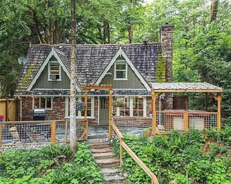 Stilly River Haus - Hot tub - Firepit - Fireplace - Granite Falls - Building