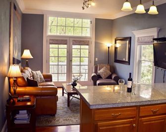 The Heart Of Manitou Springs. Award-Winning. Luxurious. Romantic. 2nd Floor West - Manitou Springs - Wohnzimmer