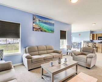 West Henrietta Retreat about 4 Mi to Rochester IT - West Henrietta - Living room