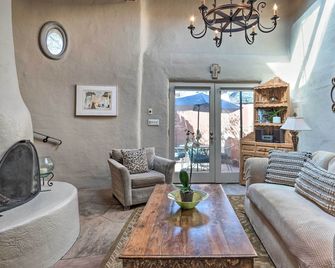 Chic Adobe-Style Bungalow in Historic Santa Fe! - Santa Fe - Living room