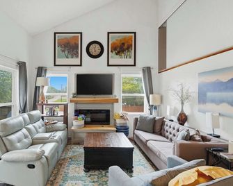 Cedar Casa at Canyon Lake hidden getaway gem - Canyon Lake - Huiskamer