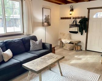 Lake View Cabin!Steps from the beach!Hot Tub,2bed 1.5bath. - Tahoma - Living room