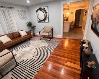 Charming Condo near Gillette Stadium - Sharon - Living room