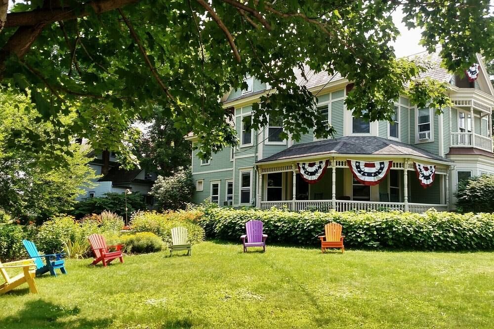 A spacious Ground-level King B&B guestroom in Downtown Shelburne - Delicious Breakfasts! BST - Shelburne - Edificio