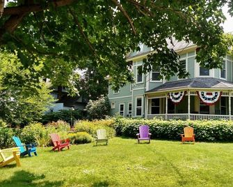 A spacious Ground-level King B&B guestroom in Downtown Shelburne - Delicious Breakfasts! BST - Shelburne - Edificio