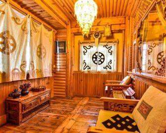 Kersangs Relay Station Hotel - Dêqên