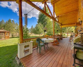 Libby Home with Mountain Views Gazebo and Fire Pit! - Libby - Patio