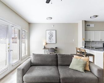 Landing | Chic 2bd, Pool, Gym - Fort Worth - Living room