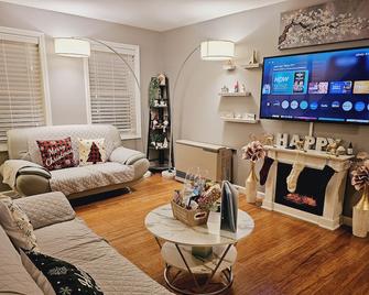 3 Br Home Near I-89, Btv, Uvm & Malls - South Burlington - Living room