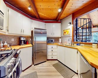 Mendo Cupola - Mendocino - Kitchen