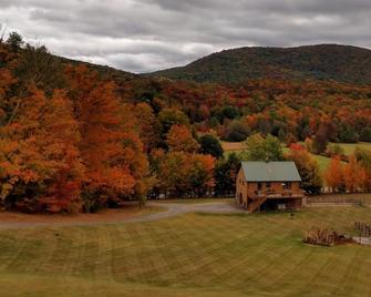 Quiet & private small horse farm only 1.5 miles to Jiminy Peak. Pet friendly. - Hancock - Outdoors view
