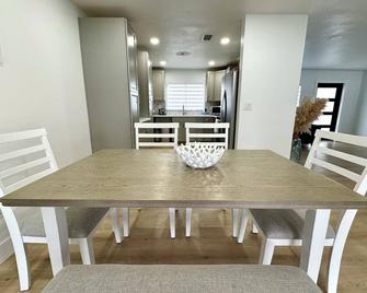 Lake View Villa - Hialeah - Eetruimte