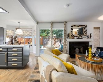 Wine Country Getaway W/ Fire Pit & Hot Tub! - Windsor - Living room