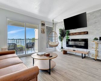 The Hemingway - Tampa - Living room