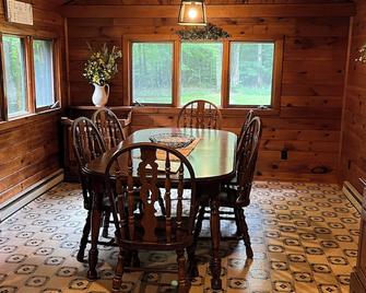 Cozy Woodland 4 Bedroom - Oneonta - Essbereich