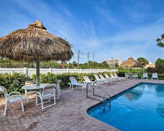 Walk to Madeira Beach Coastal Condo with Balcony - Saint Pete Beach - Pool